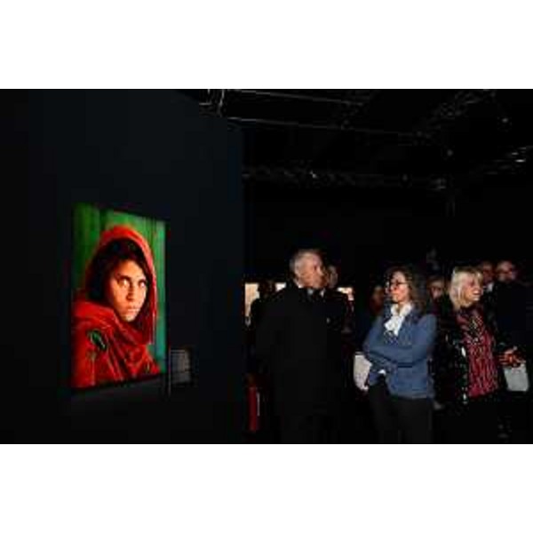 L'assessore Bini davanti a una delle immagini più iconiche dell'esposizione: la "ragazza afghana" Sharbat Gula, fotografata in un c.ampo profughi in Pakistan. - L'assessore Bini davanti a una delle immagini più iconiche dell'esposizione: la "ragazza afghana" Sharbat Gula, fotografata in un c.ampo profughi in Pakistan.
