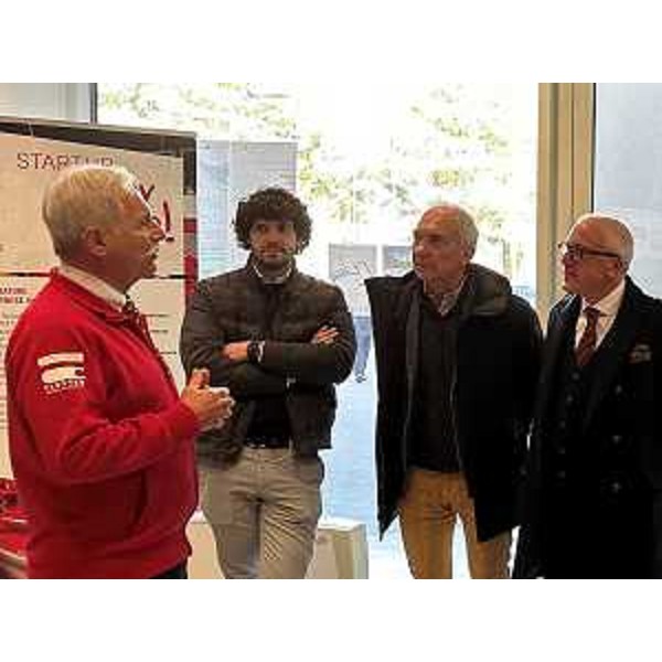 Simone Polesello (Fedriga presidente), secondo da sinistra, mentre ascolta le spiegazioni del direttore del Polo tecnologico, Franco Solari - Simone Polesello (Fedriga presidente), secondo da sinistra, mentre ascolta le spiegazioni del direttore del Polo tecnologico, Franco Solari