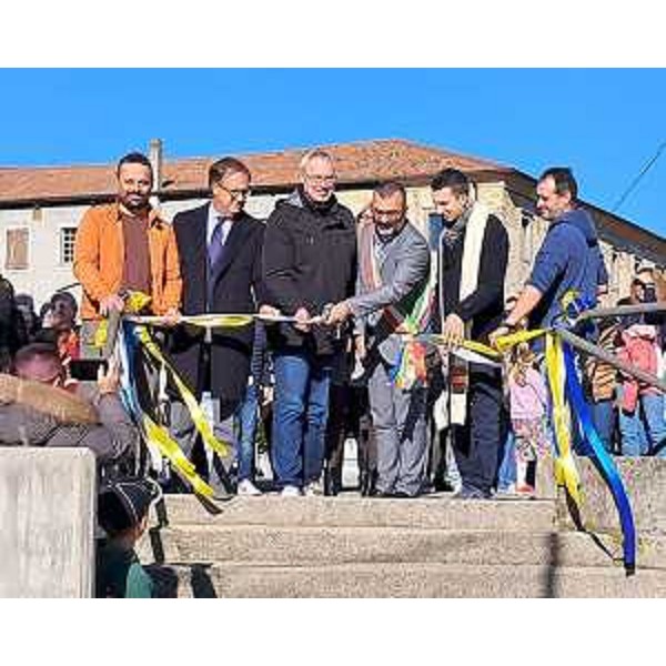 Il presidente del Cr Fvg, Mauro Bordin, terzo da sinistra nella foto, durante la cerimonia di taglio del nastro. Al suo fianco, secondo da sx, il consigliere regionale Mauro Di Bert - Il presidente del Cr Fvg, Mauro Bordin, terzo da sinistra nella foto, durante la cerimonia di taglio del nastro. Al suo fianco, secondo da sx, il consigliere regionale Mauro Di Bert