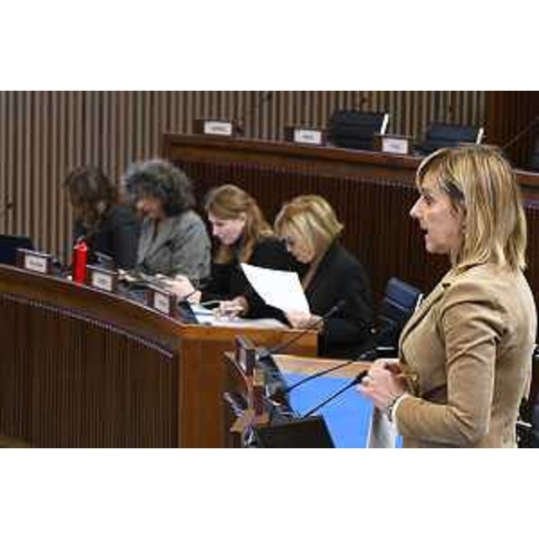 Da destra: Lucia Buna (Lega), Laura Fasiolo (Pd), Rosaria Capozzi (M5S), Serena Pellegrino (Avs) e Manuela Celotti (Pd) - Da destra: Lucia Buna (Lega), Laura Fasiolo (Pd), Rosaria Capozzi (M5S), Serena Pellegrino (Avs) e Manuela Celotti (Pd)