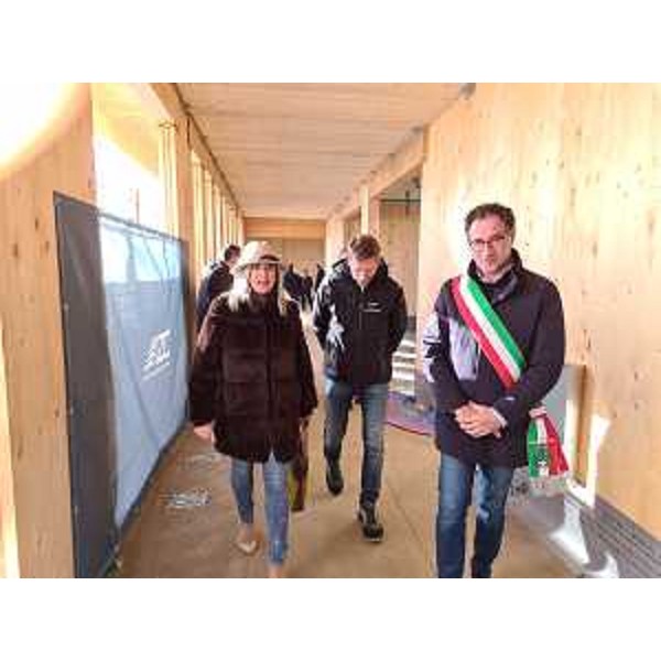 L'assessore regionale Cristina Amirante, con il sindaco di Fontanafredda Michele Pegolo, in visita al cantiere della scuola dell'infanzia Rodari. - L'assessore regionale Cristina Amirante, con il sindaco di Fontanafredda Michele Pegolo, in visita al cantiere della scuola dell'infanzia Rodari.