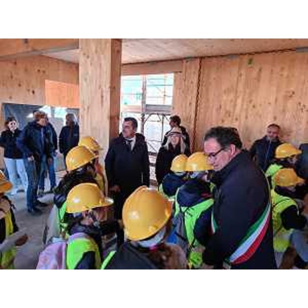 L'assessore regionale Cristina Amirante all'interno del canlla scuola con alcuni bambini delle elementari Marconi di Fontanafredda. - L'assessore regionale Cristina Amirante all'interno del canlla scuola con alcuni bambini delle elementari Marconi di Fontanafredda.