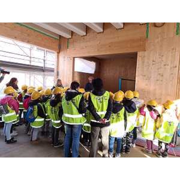 Alcuni degli alunni di alcune classi della scuola primaria Marconi in visita al cantiere della scuola dell'infanzia Rodari. - Alcuni degli alunni di alcune classi della scuola primaria Marconi in visita al cantiere della scuola dell'infanzia Rodari. 