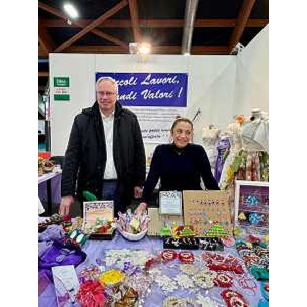 Mauro Bordin, presidente del Consiglio regionale del Fvg, e Donatella Martini, dell'associazione Fenice Fvg presente con uno stand a Idenatale - Mauro Bordin, presidente del Consiglio regionale del Fvg, e Donatella Martini, dell'associazione Fenice Fvg presente con uno stand a Idenatale