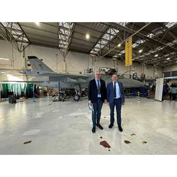 Da sinistra il presidente del Cr, Mauro Bordin con il dirigente dell'istituto Malignani di Udine, Oliviero Barbieri - Da sinistra il presidente del Cr, Mauro Bordin con il dirigente dell'istituto Malignani di Udine, Oliviero Barbieri