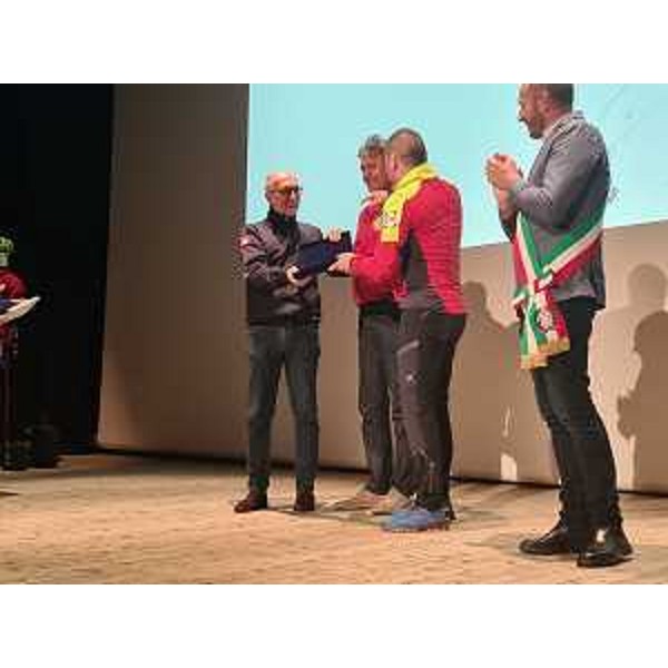 L'assessore Riccardo Riccardi consegna una targa al presidente nazionale Cnsas Maurizio Dellantonio - L'assessore Riccardo Riccardi consegna una targa al presidente nazionale Cnsas Maurizio Dellantonio