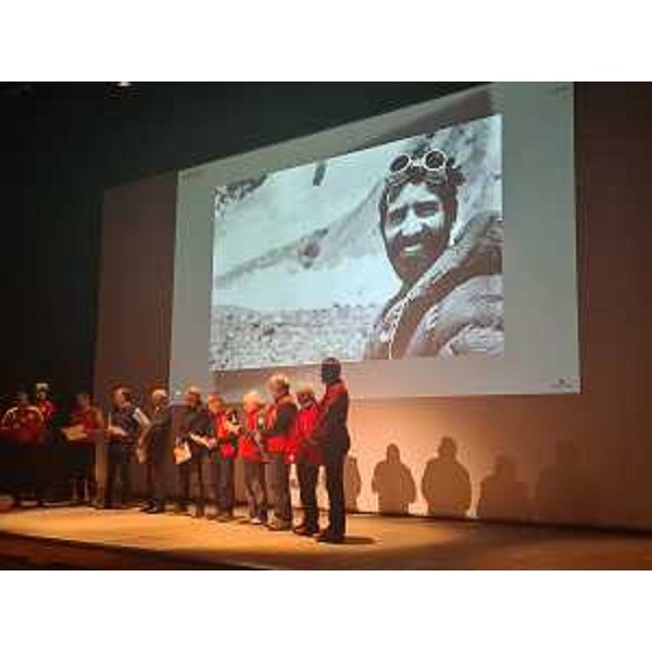 I soccorritori Cnsas premiati sotto l'immagine di Cirillo Floreanini - I soccorritori Cnsas premiati sotto l'immagine di Cirillo Floreanini