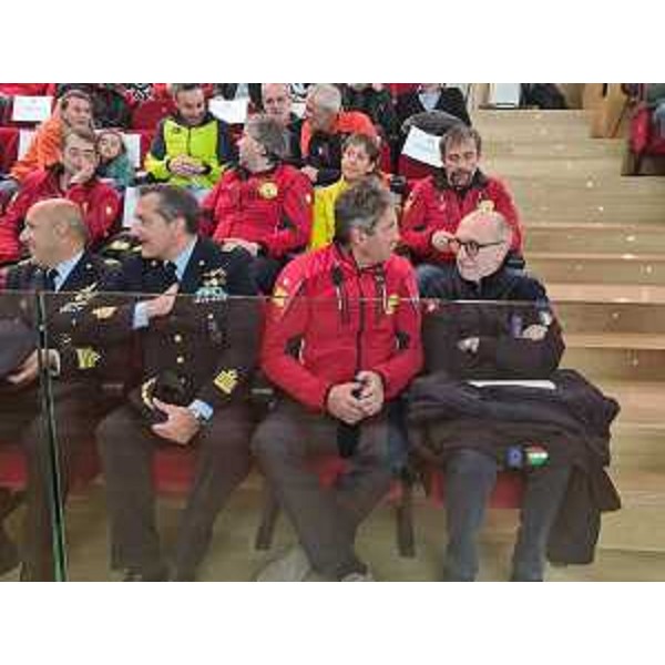 Riccardi (primo a destra) nella platea del Cinema teatro sociale di Gemona - Riccardi (primo a destra) nella platea del Cinema teatro sociale di Gemona