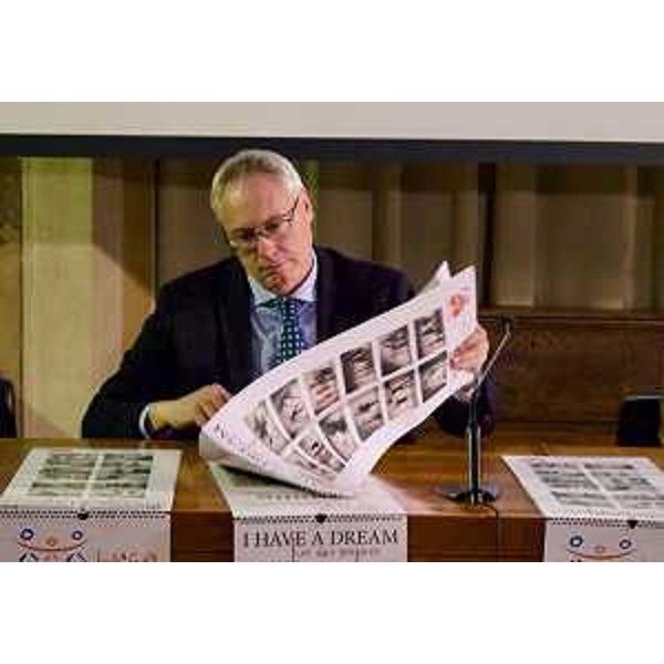 Il presidente del Cr, Mauro Bordin, mentre sfoglia il calendario 2025 dell'Associzione Friulana Oncologia Pediatrica Luca odv - Il presidente del Cr, Mauro Bordin, mentre sfoglia il calendario 2025 dell'Associzione Friulana Oncologia Pediatrica Luca odv