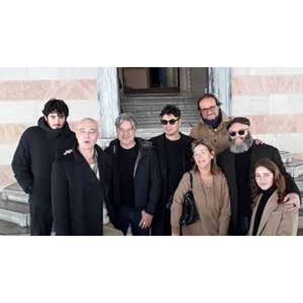 Il cast al completo fotografato sotto la Loggia del Lionello di Udine. - Il cast al completo fotografato sotto la Loggia del Lionello di Udine. 
