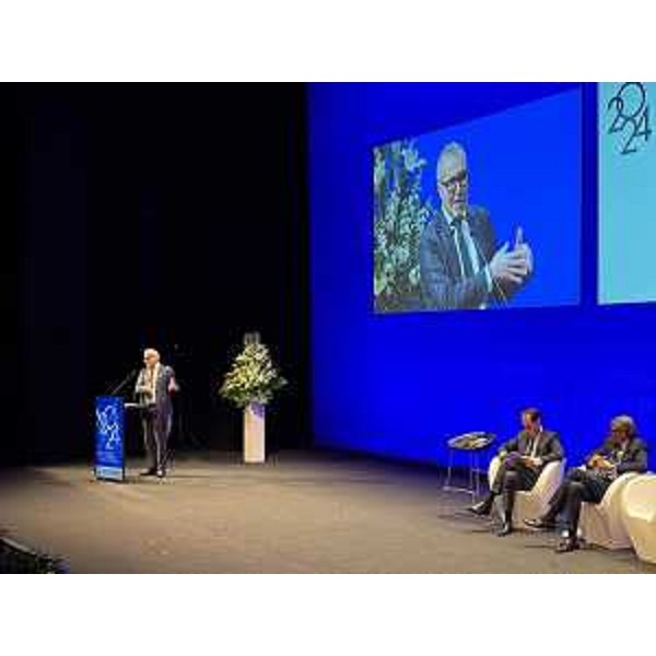 L'assessore Sergio Emidio Bini sul palco del Teatro Nuovo Giovanni da Udine per il suo intervento - L'assessore Sergio Emidio Bini sul palco del Teatro Nuovo Giovanni da Udine per il suo intervento