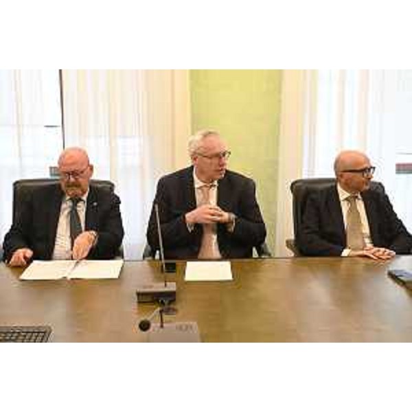 L'assessore Sebastiano Callari, il presidente Mauro Bordin e il consigliere regionale Michele Lobianco (FI) alla conferenza stampa di presentazione del servizio Spid presso la biblioteca del Consiglio regionale, a Trieste - L'assessore Sebastiano Callari, il presidente Mauro Bordin e il consigliere regionale Michele Lobianco (FI) alla conferenza stampa di presentazione del servizio Spid presso la biblioteca del Consiglio regionale, a Trieste