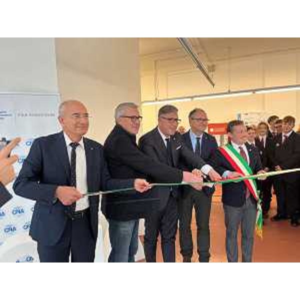 Il taglio del nastro con l'assessore Bini al centro - Il taglio del nastro con l'assessore Bini al centro