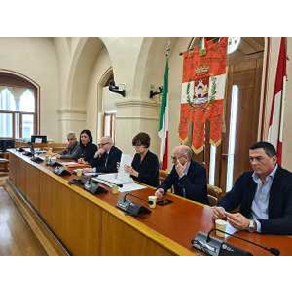 L'assessore regionale Alessia Rosolen, al centro, durante la presentazione dell'Accordo di programma nella sala consiliare del Comune di Pordenone - L'assessore regionale Alessia Rosolen, al centro, durante la presentazione dell'Accordo di programma nella sala consiliare del Comune di Pordenone