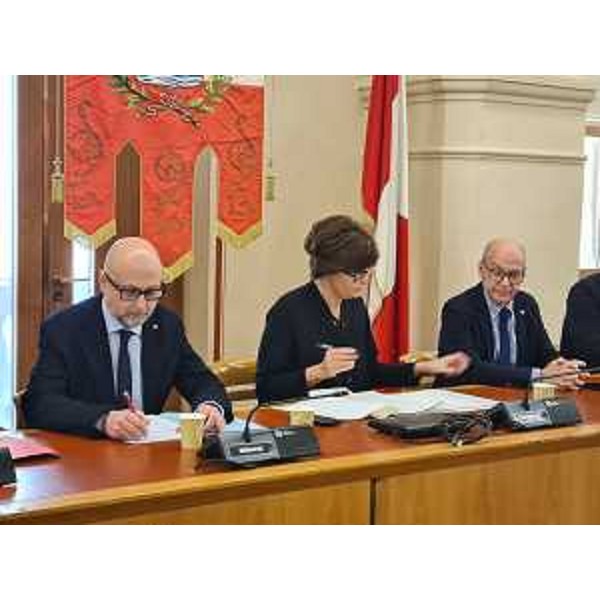 L'assessore Alessia Rosolen, al centro, assieme al sindaco reggente di Pordenone Alberto Parigi e a destra, il rettore dell'Università di Udine Roberto Pinton - L'assessore Alessia Rosolen, al centro, assieme al sindaco reggente di Pordenone Alberto Parigi e a destra, il rettore dell'Università di Udine Roberto Pinton