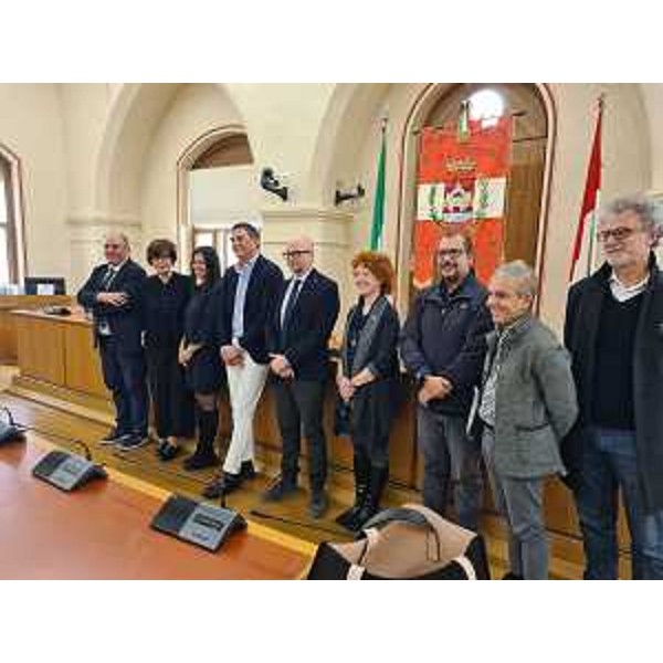 L'assessore regionale Alessia Rosolen, seconda da sinistra, con i sottoscrittiori dell'Accordo di programma per la nuova sede universitaria al Centro Valle di Pordenone - L'assessore regionale Alessia Rosolen, seconda da sinistra, con i sottoscrittiori dell'Accordo di programma per la nuova sede universitaria al Centro Valle di Pordenone