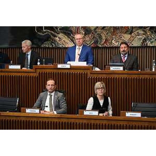 Un momento della seduta del Cr con il presidente Mauro Bordin sullo scranno più alto e, sotto, il governatore Massimiliano Fedriga e l'assessore Fvg alle Finanze, Barbara Zilli - Un momento della seduta del Cr con il presidente Mauro Bordin sullo scranno più alto e, sotto, il governatore Massimiliano Fedriga e l'assessore Fvg alle Finanze, Barbara Zilli