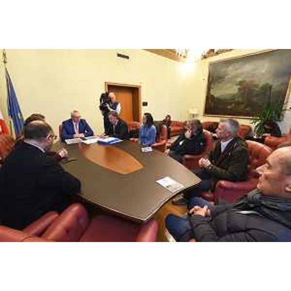 La consegna delle firme al presidente del Cr Fvg, Mauro Bordin - La consegna delle firme al presidente del Cr Fvg, Mauro Bordin