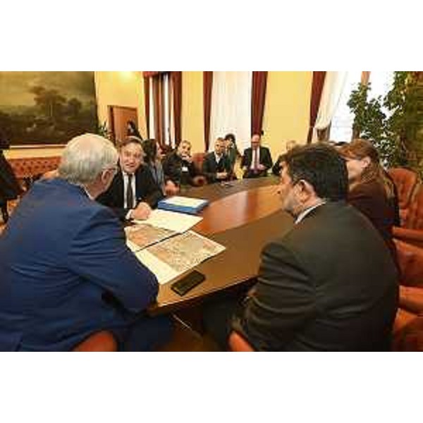 La consegna delle firme al presidente Mauro Bordin - La consegna delle firme al presidente Mauro Bordin