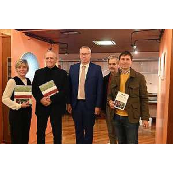 Da sinistra, l'assessore Barbara Zilli, Giorgio Sannisi, presidente della Comunità il Melograno Odv, il presidente dMauro Bordin, Stefano Tubaro e Lorenzo Vale - Da sinistra, l'assessore Barbara Zilli, Giorgio Sannisi, presidente della Comunità il Melograno Odv, il presidente dMauro Bordin, Stefano Tubaro e Lorenzo Vale