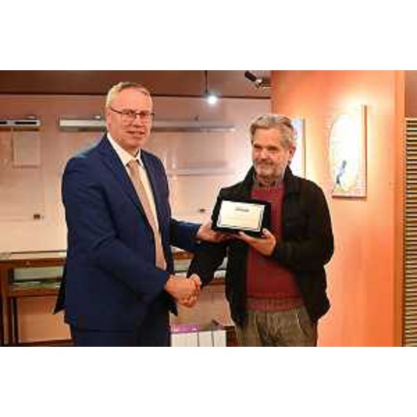 il presidente del Cr Fvg, Mauro Bordin, mentre consegna la targa di riconoscimento a Stefano Tubaro - il presidente del Cr Fvg, Mauro Bordin, mentre consegna la targa di riconoscimento a Stefano Tubaro