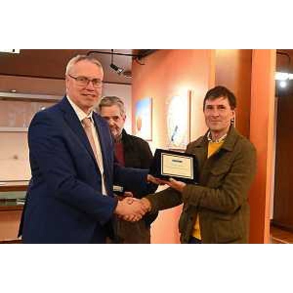 Il presidente del Cr Fvg, Mauro Bordin, conegna la targa dell'Aula a Lorenzo Vale - Il presidente del Cr Fvg, Mauro Bordin, conegna la targa dell'Aula a Lorenzo Vale