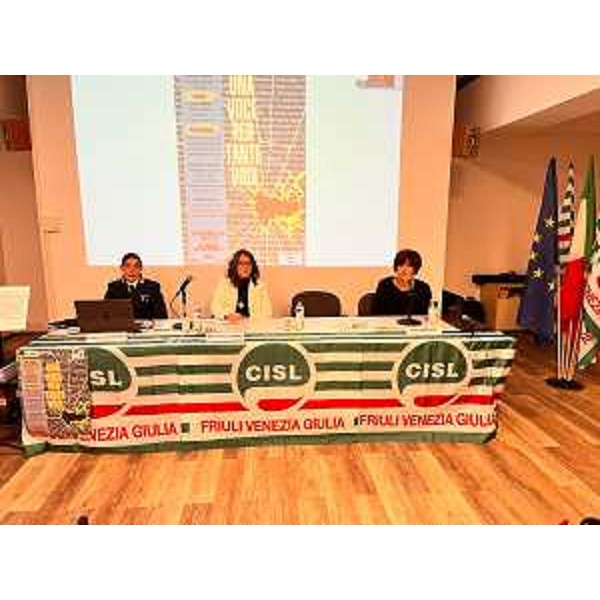 L'assessore regionale Alessia Rosolen, a destra, durante il suo intervento all'evento del Coordinamento donne Cisl Fvg sul tema della violenza sulle donne - L'assessore regionale Alessia Rosolen, a destra, durante il suo intervento all'evento del Coordinamento donne Cisl Fvg sul tema della violenza sulle donne