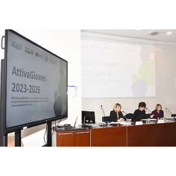 L'assessore Rosolen (al centro) illustra le novità della seconda edizione di AttivaGiovani - L'assessore Rosolen (al centro) illustra le novità della seconda edizione di AttivaGiovani