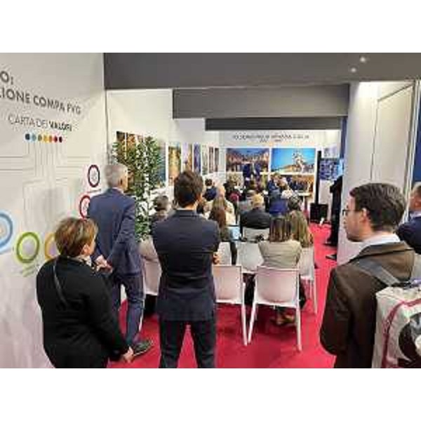 Il pubblico presente al convegno svoltosi nello stand del Friuli Venezia Giulia al Lingotto di Torino - Il pubblico presente al convegno svoltosi nello stand del Friuli Venezia Giulia al Lingotto di Torino 
