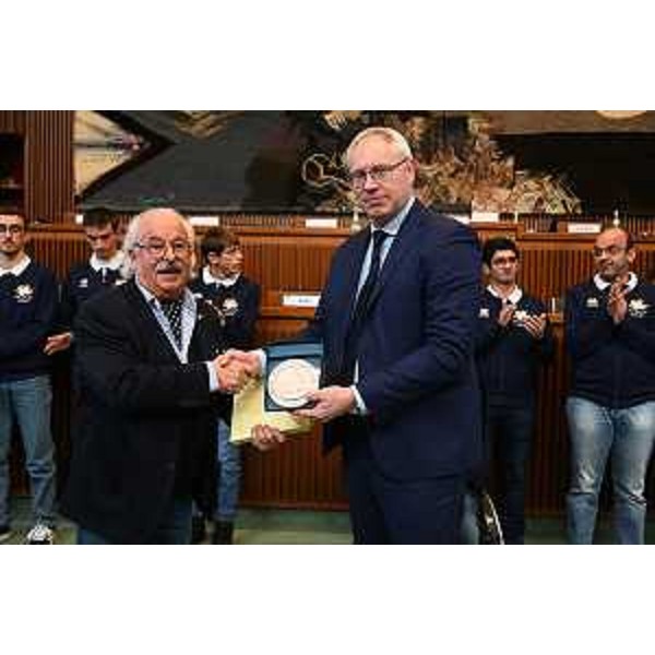 Il presidente del Consiglio regionale del Fvg, Mauro Bordin, consegna il sigillo del Cr al presidente della Fai Sport Giorgio Zanmarchi - Il presidente del Consiglio regionale del Fvg, Mauro Bordin, consegna il sigillo del Cr al presidente della Fai Sport Giorgio Zanmarchi