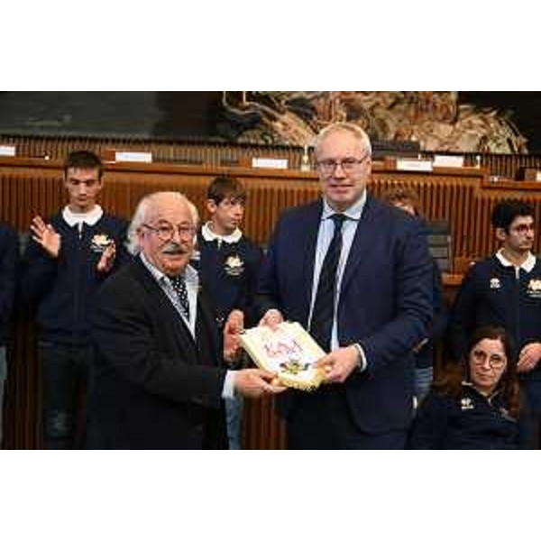 Il presidente della Fai Sport, Giorgio Zanmarchi, consegna al presidente del Cr Fvg Mauro Bordin il gagliardetto dell'associazione - Il presidente della Fai Sport, Giorgio Zanmarchi, consegna al presidente del Cr Fvg Mauro Bordin il gagliardetto dell'associazione 
