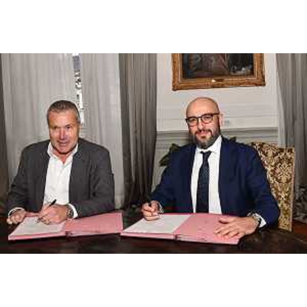 Lassessore alle Attività produttive Sergio Emidio Bini insieme all'Head of Procurement di Eni Costantino Chessa. - Lassessore alle Attività produttive Sergio Emidio Bini insieme all'Head of Procurement di Eni Costantino Chessa.