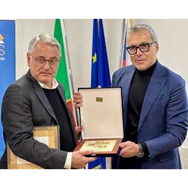 L'assessore alle ATtività produttive Sergio Emidio Bini (a destra) con il ministro dell'Economia della Slovenia Matiaz Han - L'assessore alle ATtività produttive Sergio Emidio Bini (a destra) con il ministro dell'Economia della Slovenia Matiaz Han