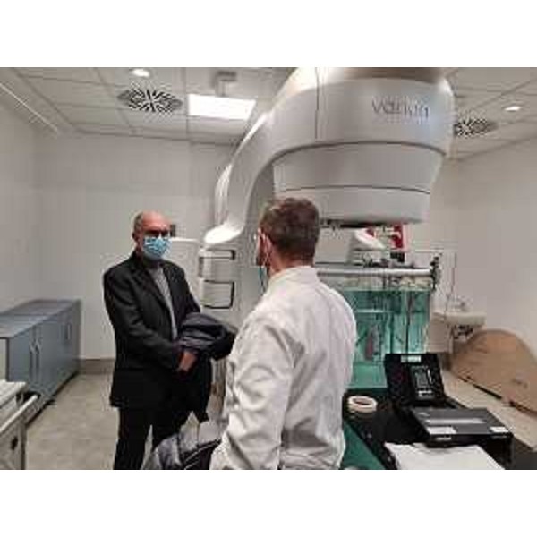 L'assessore Riccardo Riccardi accanto a un nuovo macchinario tecnologico per la terapia a fotoni che entrarà in funzione nel 2025 al Cro - L'assessore Riccardo Riccardi accanto a un nuovo macchinario tecnologico per la terapia a fotoni che entrarà in funzione nel 2025 al Cro