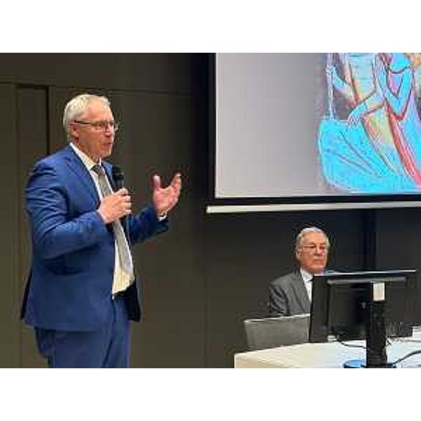 L'intervento del presidente del Cr Fvg, Mauro Bordin. Al tavolo il professor Cesare Scalon, presidente dell'istituto Pio Paschini - L'intervento del presidente del Cr Fvg, Mauro Bordin. Al tavolo il professor Cesare Scalon, presidente dell'istituto Pio Paschini