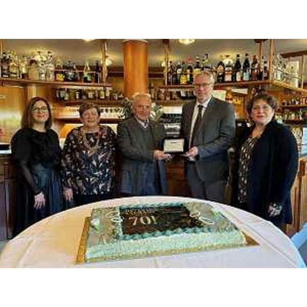 Il presidente del Cr Fvg, Mauro Bordin, consegna la targa alla famiglia Salmaso: Alessandro, la moglie Paola e le figlie Barbara e Annamaria - Il presidente del Cr Fvg, Mauro Bordin, consegna la targa alla famiglia Salmaso: Alessandro, la moglie Paola e le figlie Barbara e Annamaria