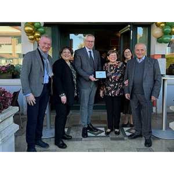 Ancora il presidente Bordin con la famiglia Salmaso davanti all'omonima osteria di Latisana - Ancora il presidente Bordin con la famiglia Salmaso davanti all'omonima osteria di Latisana