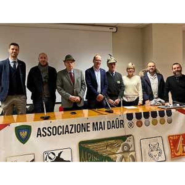 L'assessore regionale alle Finanze Barbara Zilli alla cerimonia di consegna delle borse di studio dell'Isis "Magrini Marchetti" di Gemona del Friuli - L'assessore regionale alle Finanze Barbara Zilli alla cerimonia di consegna delle borse di studio dell'Isis "Magrini Marchetti" di Gemona del Friuli