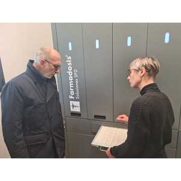 L'assessore Riccardi e, in secondo piano, il macchinario inaugurato - L'assessore Riccardi e, in secondo piano, il macchinario inaugurato