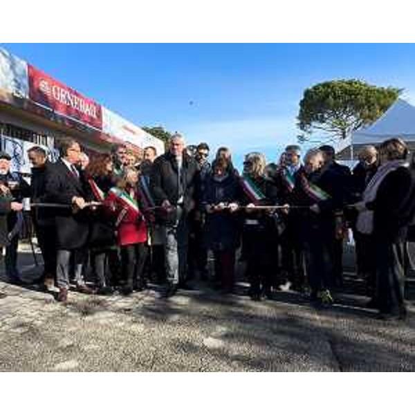 Taglio del nastro a Muzzana del Turgnano per "Trifule in fieste"; al centro, il presidente del Cr Fvg, Mauro Bordin - Taglio del nastro a Muzzana del Turgnano per "Trifule in fieste"; al centro, il presidente del Cr Fvg, Mauro Bordin