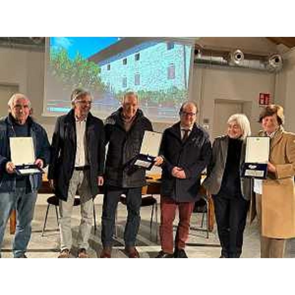 Il vicegovernatore Mario Anzil, terzo da destra, con alcuni dei volontari del museo di Fagagna - Il vicegovernatore Mario Anzil, terzo da destra, con alcuni dei volontari del museo di Fagagna