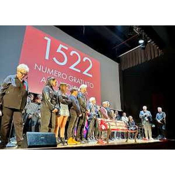 Un momento della serata dedicata alla sensibilizzazione contro la violenza sulle donne svoltasi a Lignano - Un momento della serata dedicata alla sensibilizzazione contro la violenza sulle donne svoltasi a Lignano 