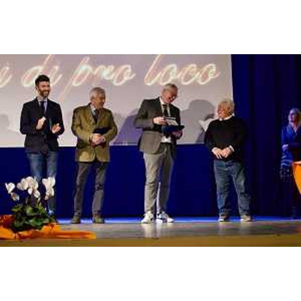 Il presidente del Consiglio regionale del Fvg,Mauro Bordin, sul palco assieme ai presidenti di pro loco Fvg, Pietro De Marchi, pro loco Precenicco Gianni Guidolin e al sindaco di Precenicco Andrea de Nicolò. - Il presidente del Consiglio regionale del Fvg,Mauro Bordin, sul palco assieme ai presidenti di pro loco Fvg, Pietro De Marchi, pro loco Precenicco Gianni Guidolin e al sindaco di Precenicco Andrea de Nicolò.