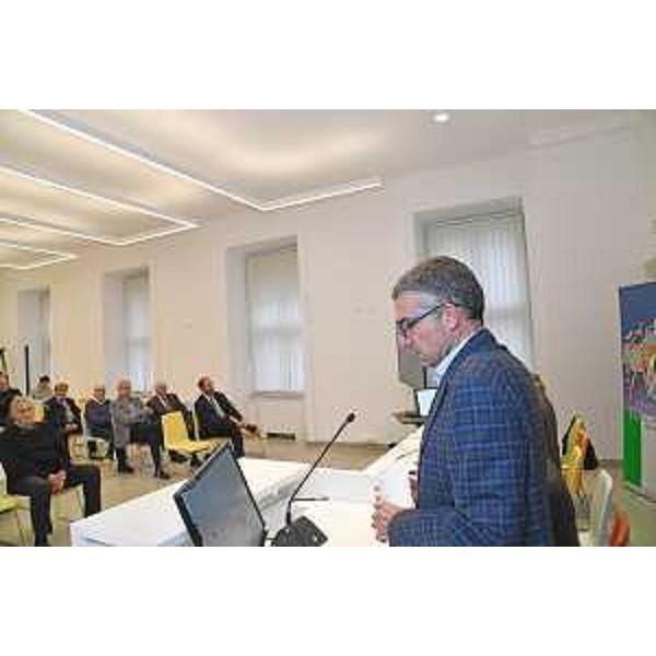 L'assessore regionale Pierpaolo Roberti prende la parola nella Sala Colonne di Trieste - L'assessore regionale Pierpaolo Roberti prende la parola nella Sala Colonne di Trieste