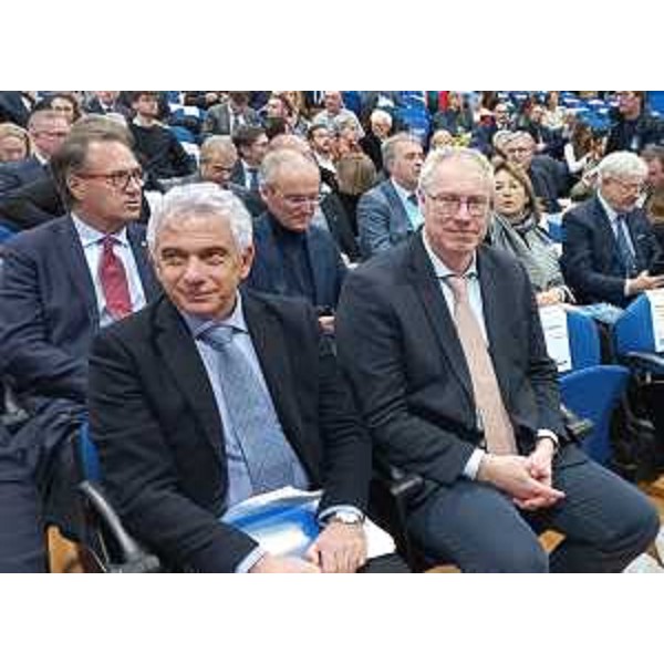 Il presidente del Cr Fvg, Mauro Bordin (a destra nella foto), in prima fila accanto al prefetto di Udine, Domenico Lione. Dietro di lui si riconoscono i consiglieri regionali Mauro Di Bert e Stefano Balloch - Il presidente del Cr Fvg, Mauro Bordin (a destra nella foto), in prima fila accanto al prefetto di Udine, Domenico Lione. Dietro di lui si riconoscono i consiglieri regionali Mauro Di Bert e Stefano Balloch