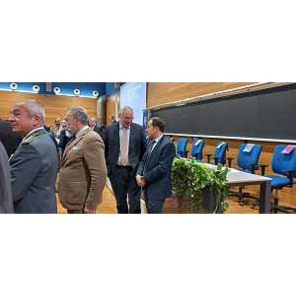 Il presidente Bordin, secondo da destra nella foto, prima dell'inizio della cerimonia - Il presidente Bordin, secondo da destra nella foto, prima dell'inizio della cerimonia