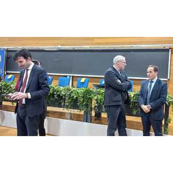 Il presidente Bordin, secondo da destra nella foto, nell'aula di via Tomadini prima dell'inizio della cerimonia - Il presidente Bordin, secondo da destra nella foto, nell'aula di via Tomadini prima dell'inizio della cerimonia