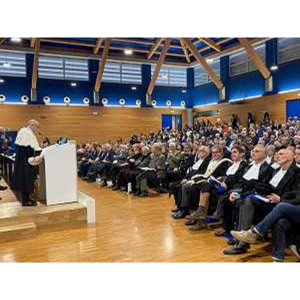 La relazione del Rettore dell'Ateneo di Udine Roberto Pinton e la platea degli intervenuti all'inaugurazione dell'anno accademico - La relazione del Rettore dell'Ateneo di Udine Roberto Pinton e la platea degli intervenuti all'inaugurazione dell'anno accademico 