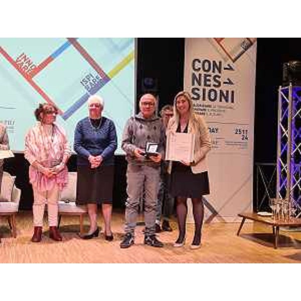 L'assessore Cristina Amirante mentre consegna il premio ad alcuni dei maesti del lavoro di Ascom Pn - L'assessore Cristina Amirante mentre consegna il premio ad alcuni dei maesti del lavoro di Ascom Pn