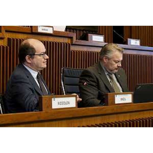 Da destra: il presidente della V Commissione, Diego Bernardis (Fedriga presidente) e il vicegovernatore con delega a Cultura e sport, Mario Anzil - Da destra: il presidente della V Commissione, Diego Bernardis (Fedriga presidente) e il vicegovernatore con delega a Cultura e sport, Mario Anzil